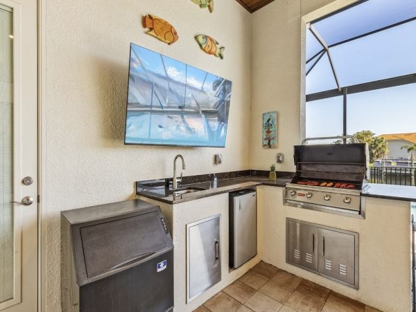 Luxurious Waterfront Retreat - 4 Bedroom Vacation Rental in Cape Coral